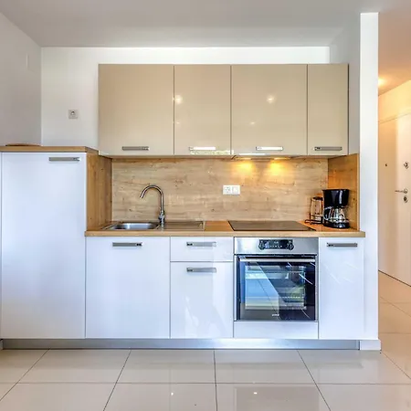 Isabella By Interhome Njivice